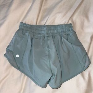 Lululemon hotty hot shorts 2.5”